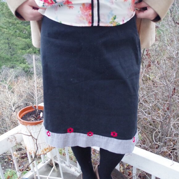 Cute Vintage Lana Lee Black With Red Embroided Flowers At The Bottom - Picture 4 of 5